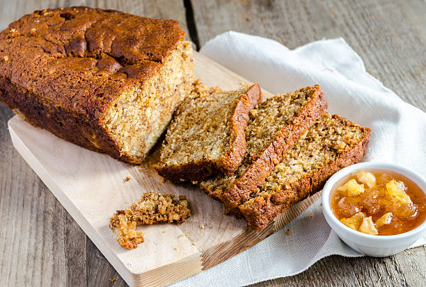 fatia de pão de banana com confiture de maçã - apple cake spread macro - fotografias e filmes do acervo