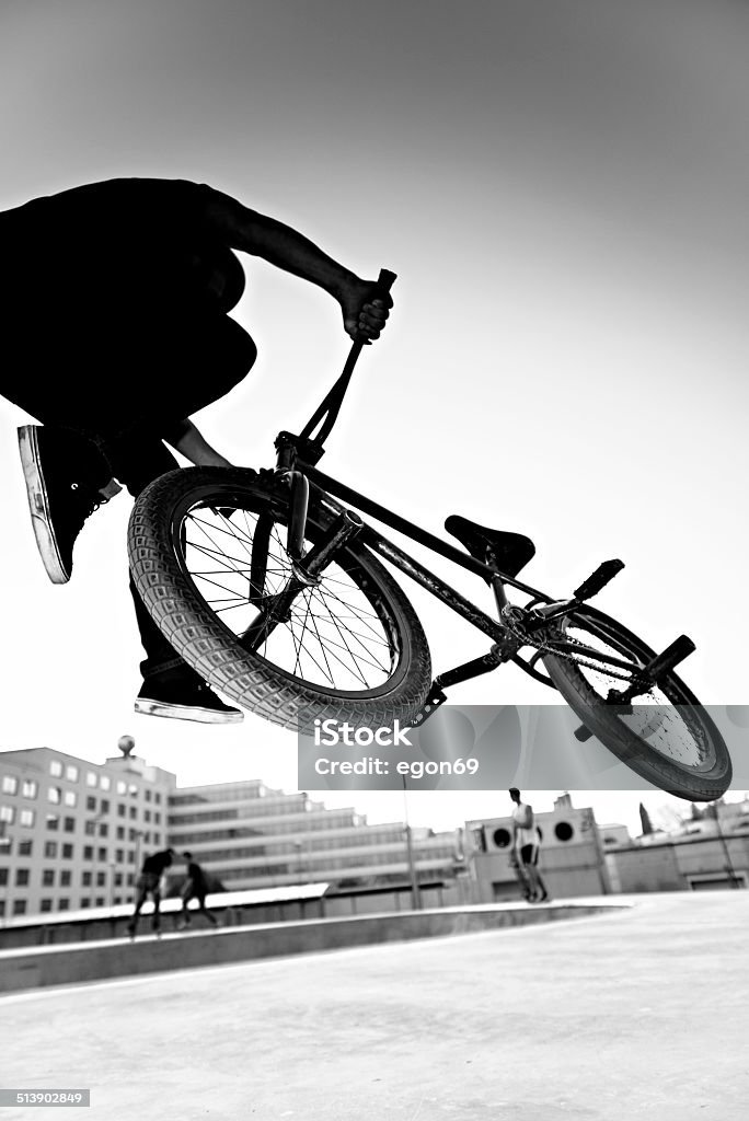 Bmx Rider Foto de stock y más banco de imágenes de Bicicleta BMX -  Bicicleta BMX, Ciudad, Color negro - iStock