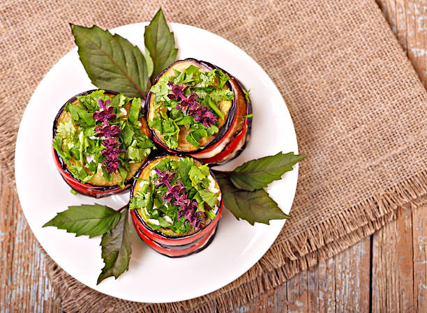 Antipasto di melanzane e pomodori e basilico - foto stock