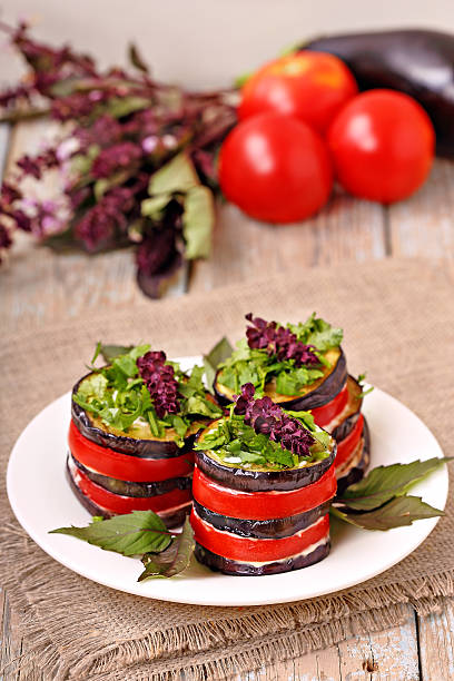 Antipasto di melanzane e pomodori e basilico - foto stock