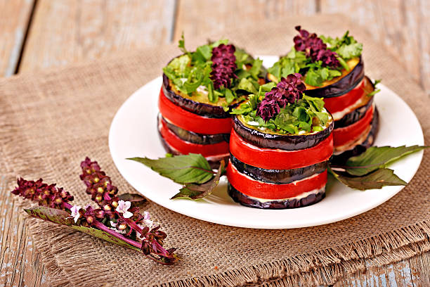 Antipasto di melanzane e pomodori e basilico - foto stock