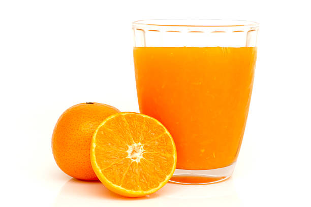 verre de jus d'orange avec des tranches d'orange sur fond blanc - isolated on white orange juice ripe leaf photos et images de collection