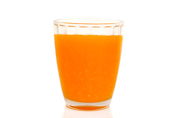 verre de jus d'orange avec des tranches d'orange sur fond blanc - isolated on white orange juice ripe leaf photos et images de collection