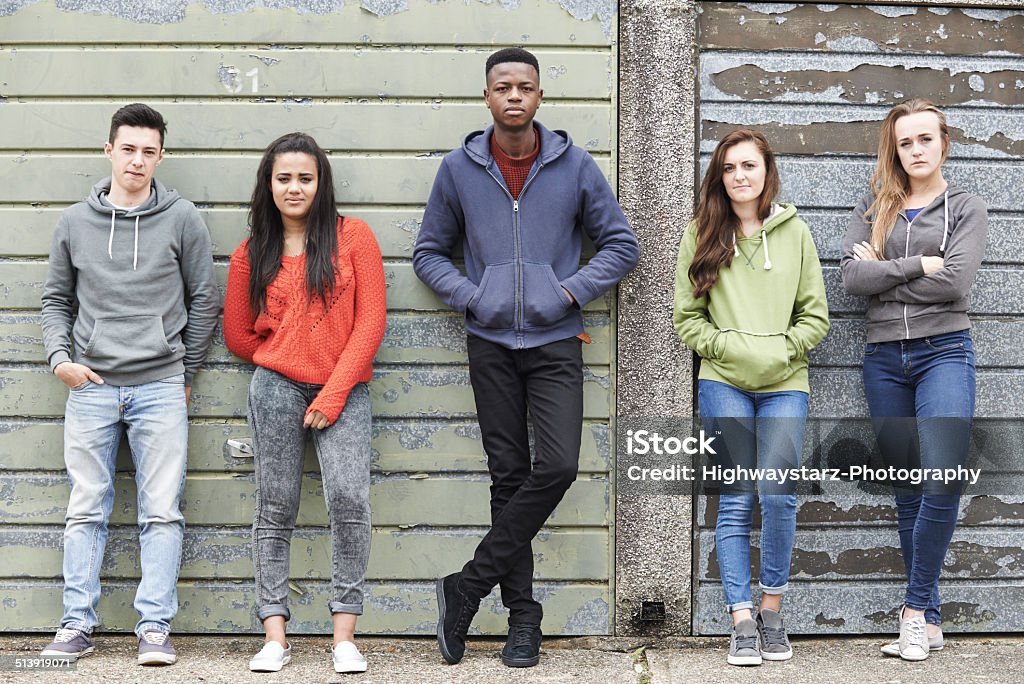 Bande von Jugendlichen hängen In städtische Umwelt - Lizenzfrei Teenager-Alter Stock-Foto