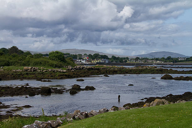 vue de kinvarra colorado galway - kinvara photos et images de collection