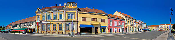 cidade de koprivnica praça principal panorama - koprivnica croatia - fotografias e filmes do acervo