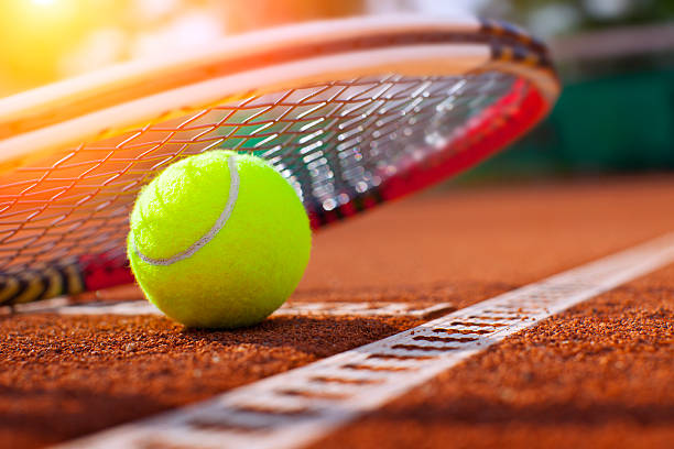 .tennis ball on a tennis court - tennis stockfoto's en -beelden