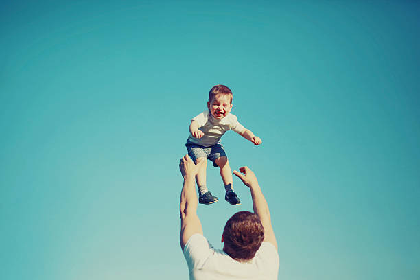 vintage zdjęcie szczęśliwy ojciec i dziecko zabawa na świeżym powietrzu - father fathers day baby child zdjęcia i obrazy z banku zdjęć