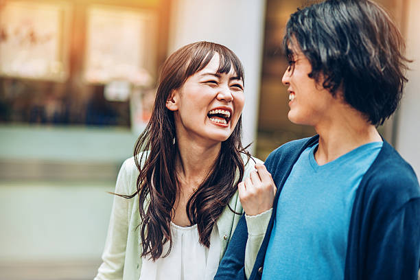 アジア民族カップルの笑い - 異性のカップル ストックフォトと画像