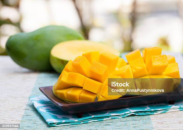 Photo libre de droit de Mangue Produits Bio De Prime Fraîcheur Dans Un Cadre Exotique En Plein Air banque d'images et plus d'images libres de droit de Mangue