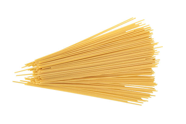 uncooked spaghetti - pasta whole wheat spaghetti raw foto e immagini stock