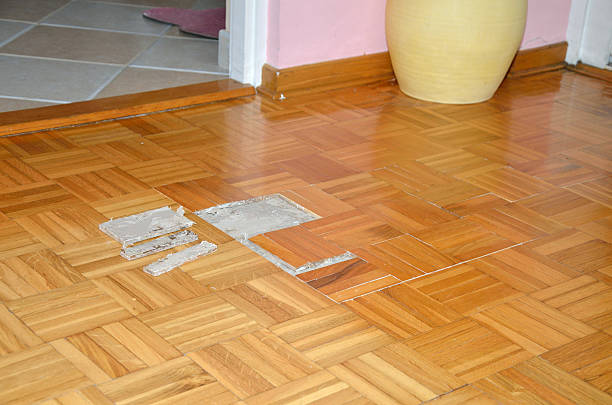 층 어파트먼트, 손상되었음 나무 마루 - repairing floor glue wood 뉴스 사진 이미지