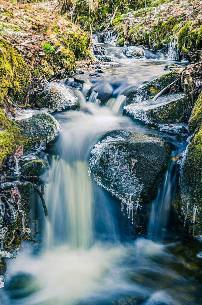 поток воды весной icicles и льдом - river spring autumn stream стоковые фото и изображения