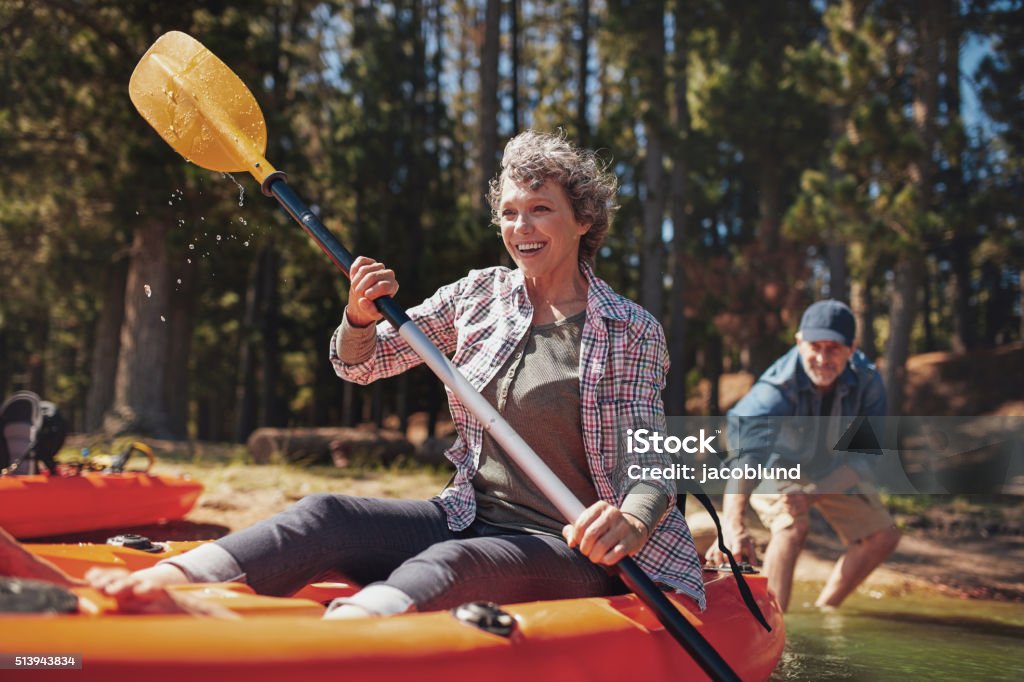 Älteres Paar Genießen Sie einen Tag am See mit Kajakfahren - Lizenzfrei Alter Erwachsener Stock-Foto