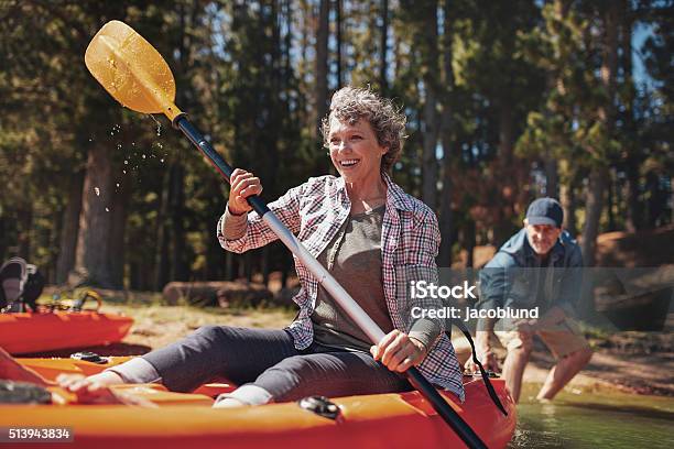 Älteres Paar Genießen Sie Einen Tag Am See Mit Kajakfahren Stockfoto und mehr Bilder von Alter Erwachsener