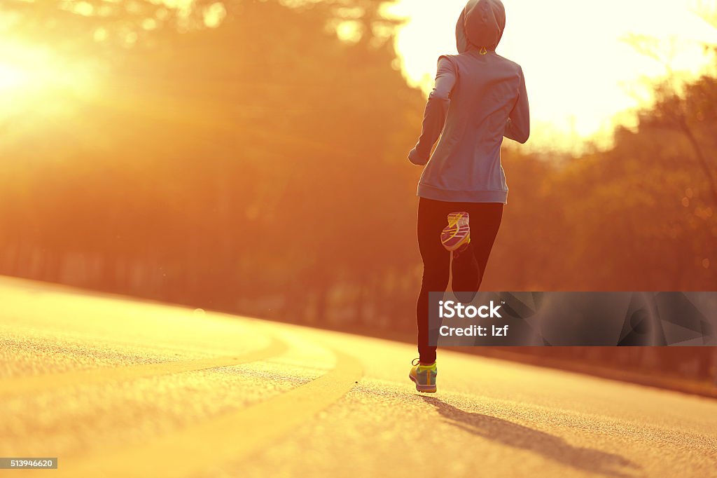 Junge Eignung Frau Läufer Athlet läuft in Sonnenaufgang Straße - Lizenzfrei Rennen - Körperliche Aktivität Stock-Foto