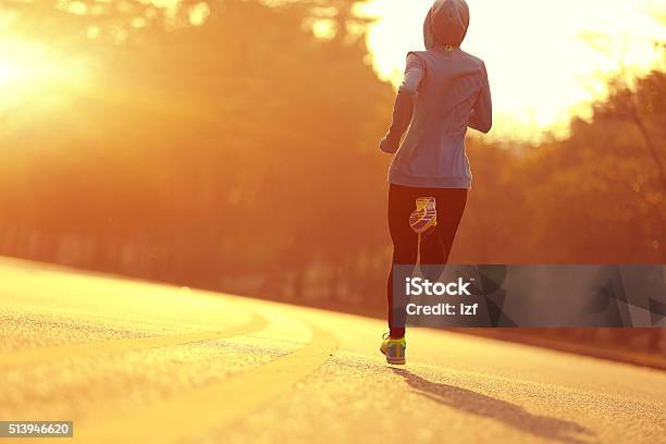 Junge Eignung Frau Läufer Athlet Läuft In Sonnenaufgang Straße Stockfoto und mehr Bilder von Rennen - Körperliche Aktivität