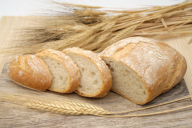 Pão branco com orelhas de milho - fotografia de stock