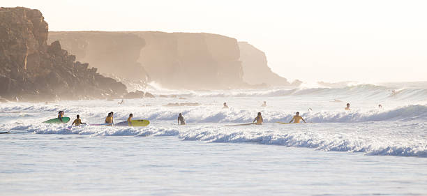 surfistas surf en el cotillo playa, isla de fuerteventura, islas canarias, españa. - el cotillo fotografías e imágenes de stock