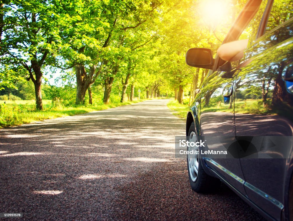 Coche en carretera asfaltada en verano - Foto de stock de Coche libre de derechos