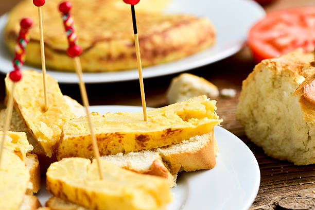 tortilla de patatas, hiszpański omlet, pełnił funkcję tapas - tortilla de patatas zdjęcia i obrazy z banku zdjęć