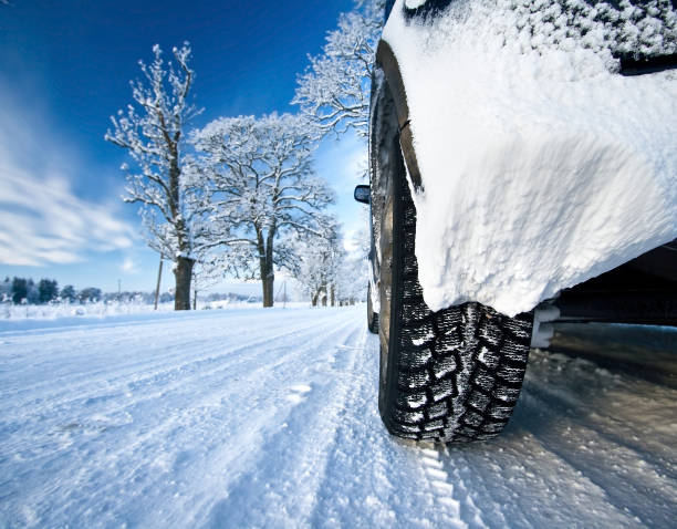 coche en la campiña road - off road vehicle snow 4x4 driving fotografías e imágenes de stock
