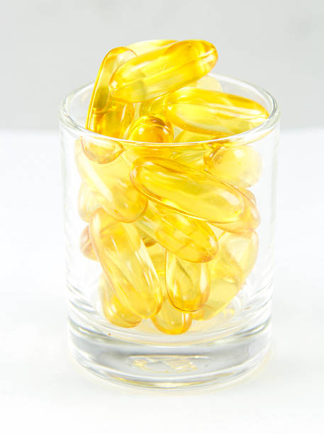 cod liver oil omega3 gel kapseln, isoliert auf weißem hintergrund. - fish oil cooking oil capsule herbal medicine stock-fotos und bilder