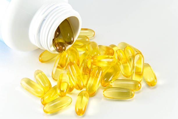 肝油 omega3 ジェルのカプセル絶縁白色の背景にしています。 - hair gel capsule cod liver oil pill ストックフォトと画像