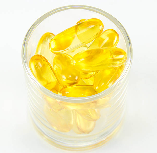 肝油 omega3 ジェルのカプセル絶縁白色の背景にしています。 - hair gel capsule cod liver oil pill ストックフォトと画像