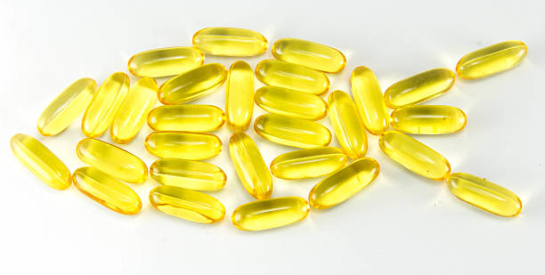 肝油 omega3 ジェルのカプセル絶縁白色の背景にしています。 - hair gel capsule cod liver oil pill ストックフォトと画像