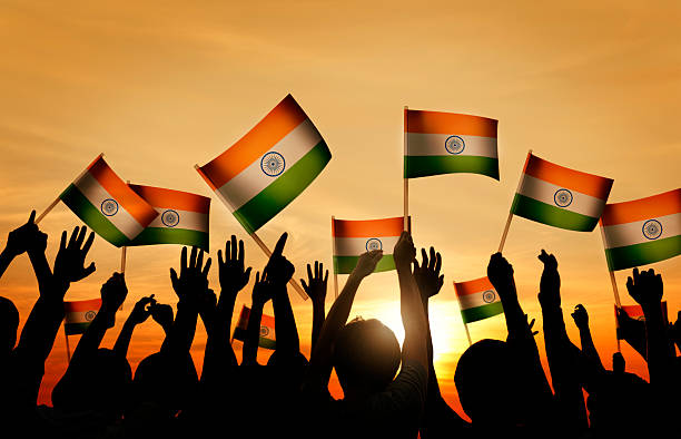 grupo de personas, agitando indian flags en contraluz - back lit fotografías e imágenes de stock