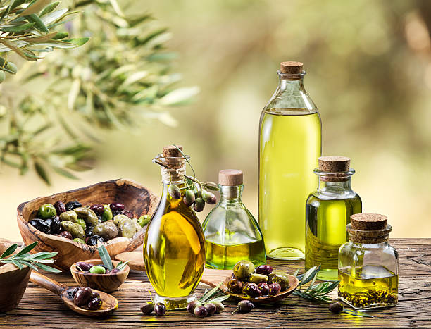 aceite de oliva y cerezas. - aceite de oliva fotografías e imágenes de stock