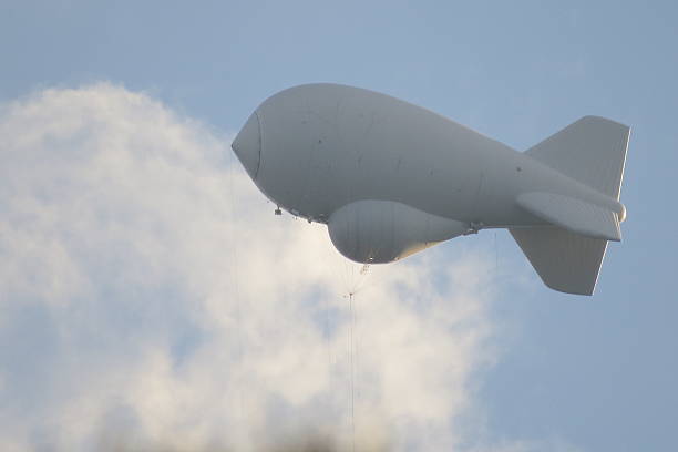 side view of aerostat - spy balloon 個照片及圖片檔