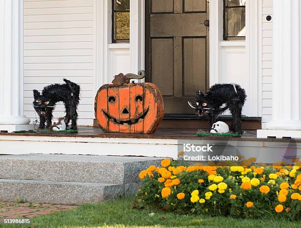 Halloween Schwarze Katzen Bewachen Tür Stockfoto und mehr Bilder von Halloween - Halloween, Veranda, Haustür