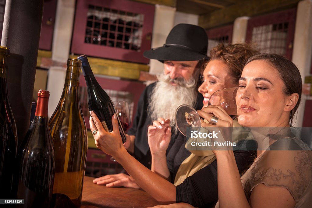 Senior hombre y hermosa mujer elegir el vino, cava en Europa - Foto de stock de Catavinos libre de derechos