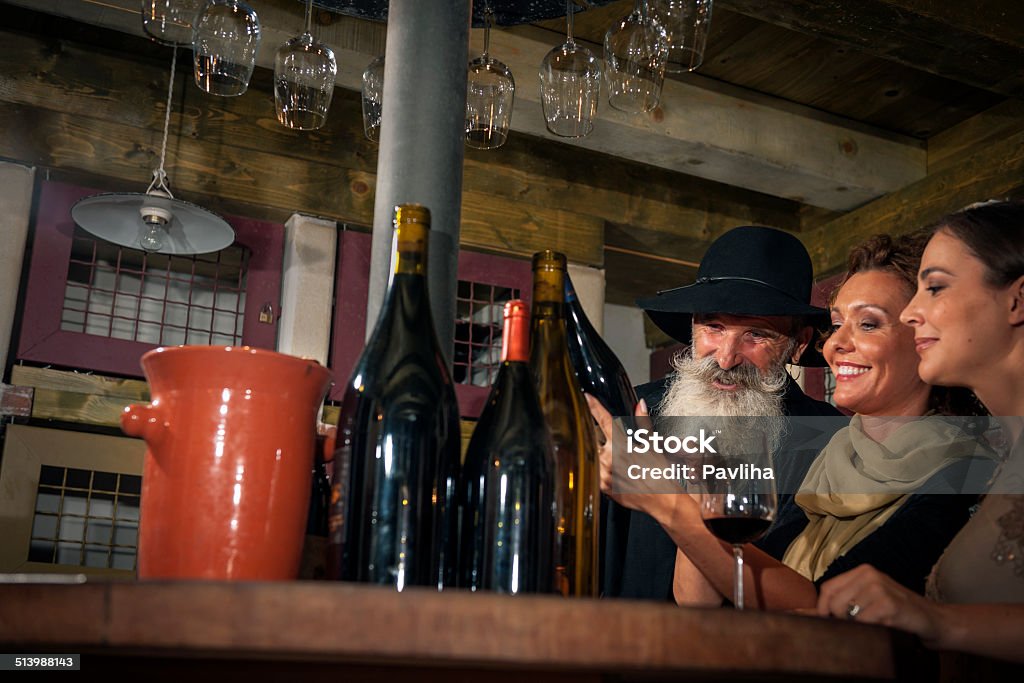 Senior hombre y hermosa mujer elegir el vino, cava en Europa - Foto de stock de 65-69 años libre de derechos