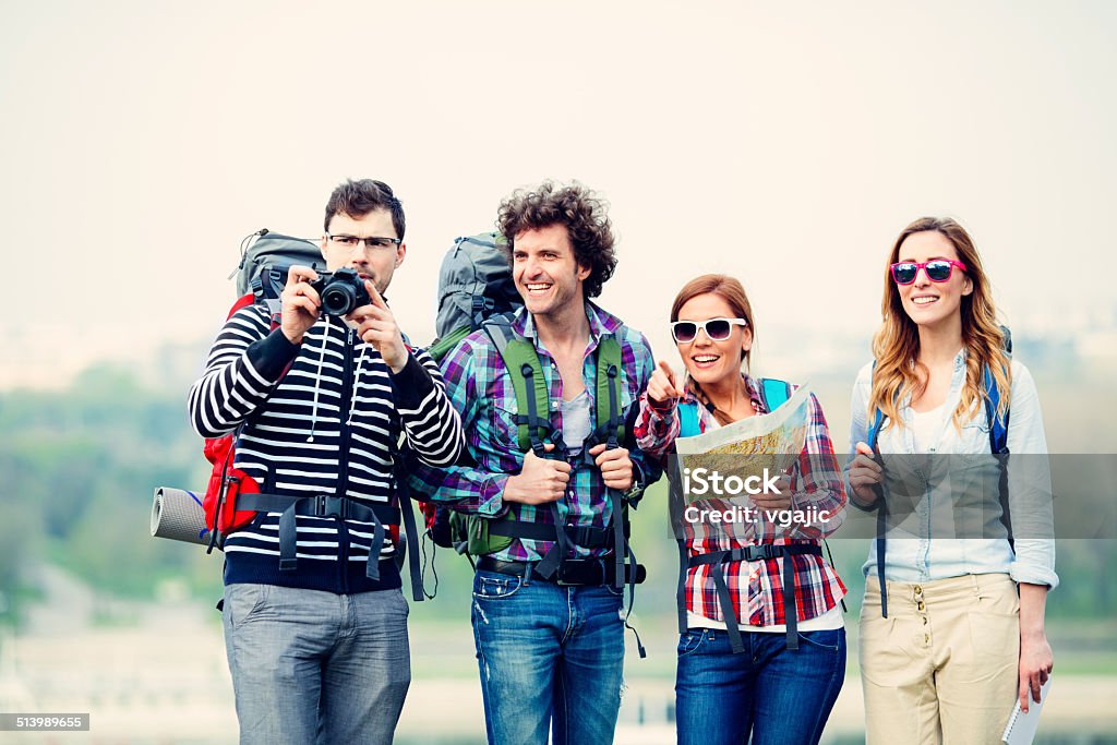 Feliz Backpackers fotografiar a la media. - Foto de stock de Adulto libre de derechos