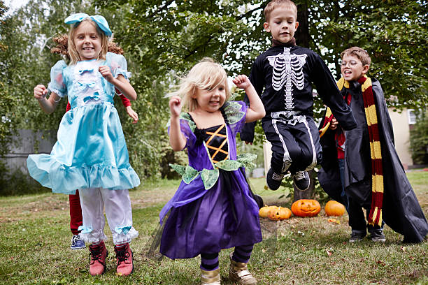 enérgico halloween niños - child dancing preschooler outdoors fotografías e imágenes de stock