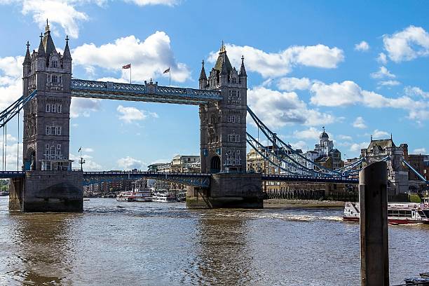 тауэрский мост в лондоне, великобритания - thames river стоковые фото и изображения