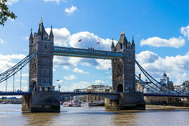 тауэрский мост в лондоне. вид из башня из лондон - thames river стоковые фото и изображения