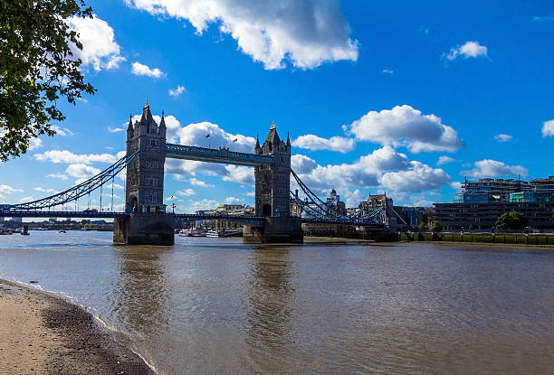 тауэрский мост в лондоне, великобритания - thames river стоковые фото и изображения