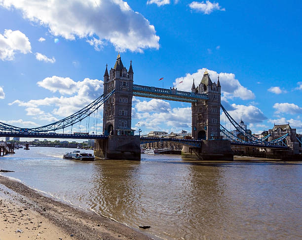 тауэрский мост в лондоне, великобритания - thames river стоковые фото и изображения
