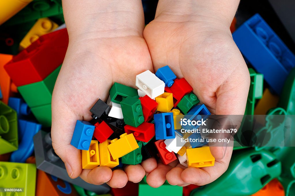 I Mattoncini Lego Per I Bambini Mani - Fotografie stock e altre