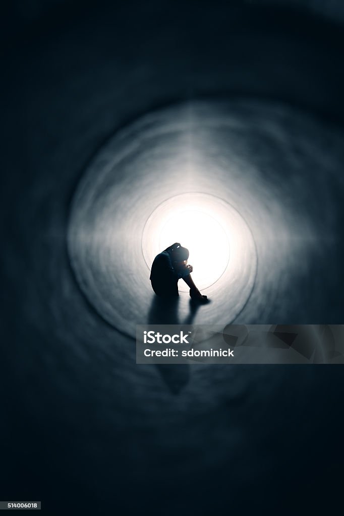 Uomo anziano depresso donna nel Tunnel di luce - Foto stock royalty-free di Depressione