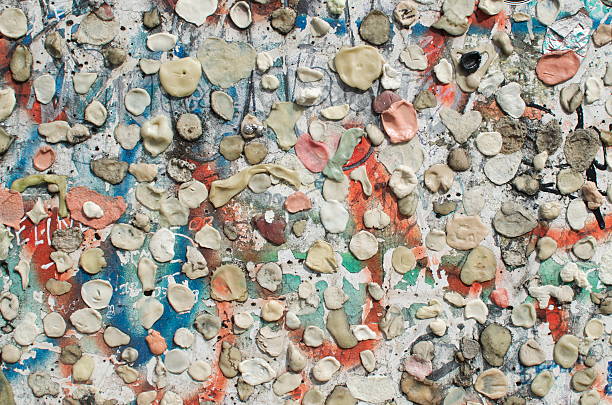 istock Chewing gum wall - streetart 514028145