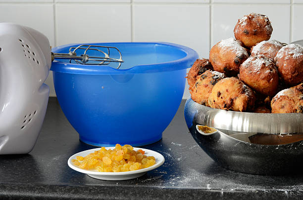 Hornear oliebollen - foto de stock