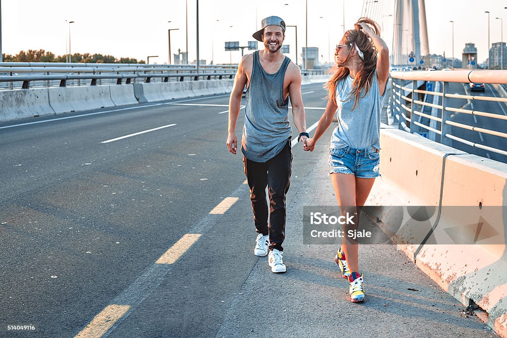 Couple tenant mains dans la rue - Photo de Cool libre de droits