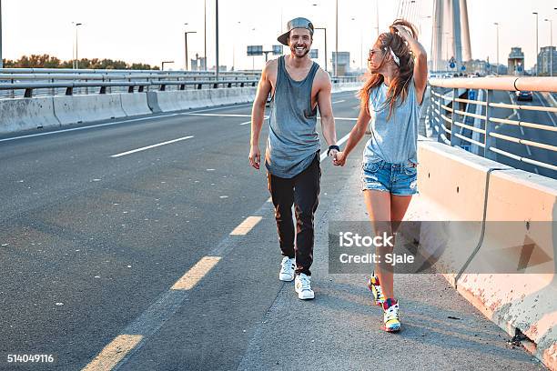 Photo libre de droit de Couple Tenant Mains Dans La Rue banque d'images et plus d'images libres de droit de Cool - Cool, Amitié, Tous types de couple