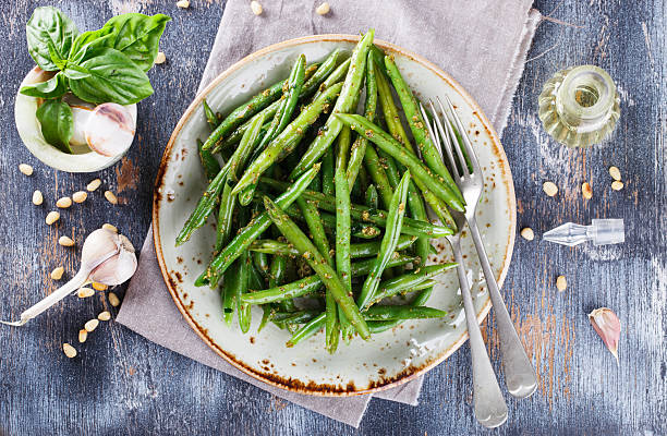 grüner salat aus grünen bohnen mit pesto - pine nut fotos stock-fotos und bilder