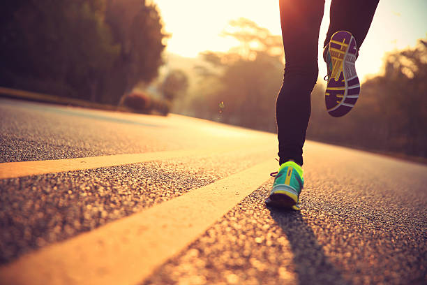 jovem aptidão mulher de corredor atleta a correr em estrada - train way imagens e fotografias de stock